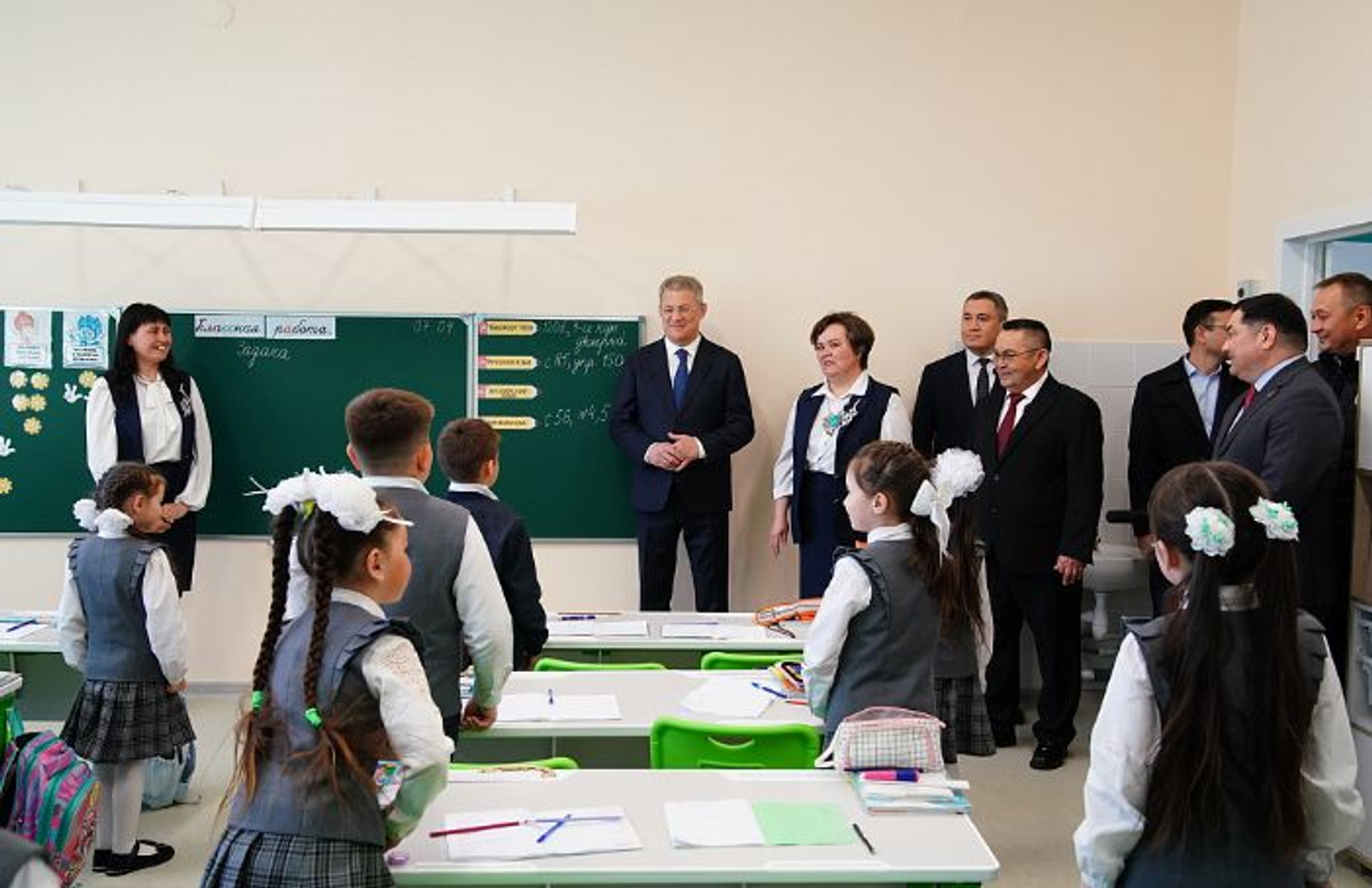 Радий Хабиров посетил новую полилингвальную школу «Хазина» в селе Аскарово