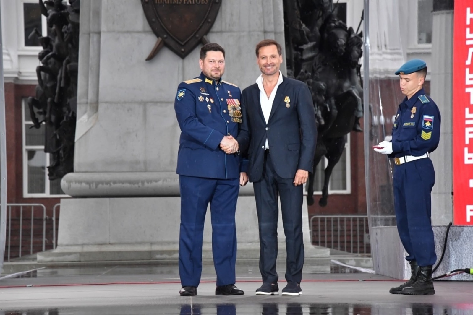 Асҡар Абдразаҡовҡа миҙал тапшырылды