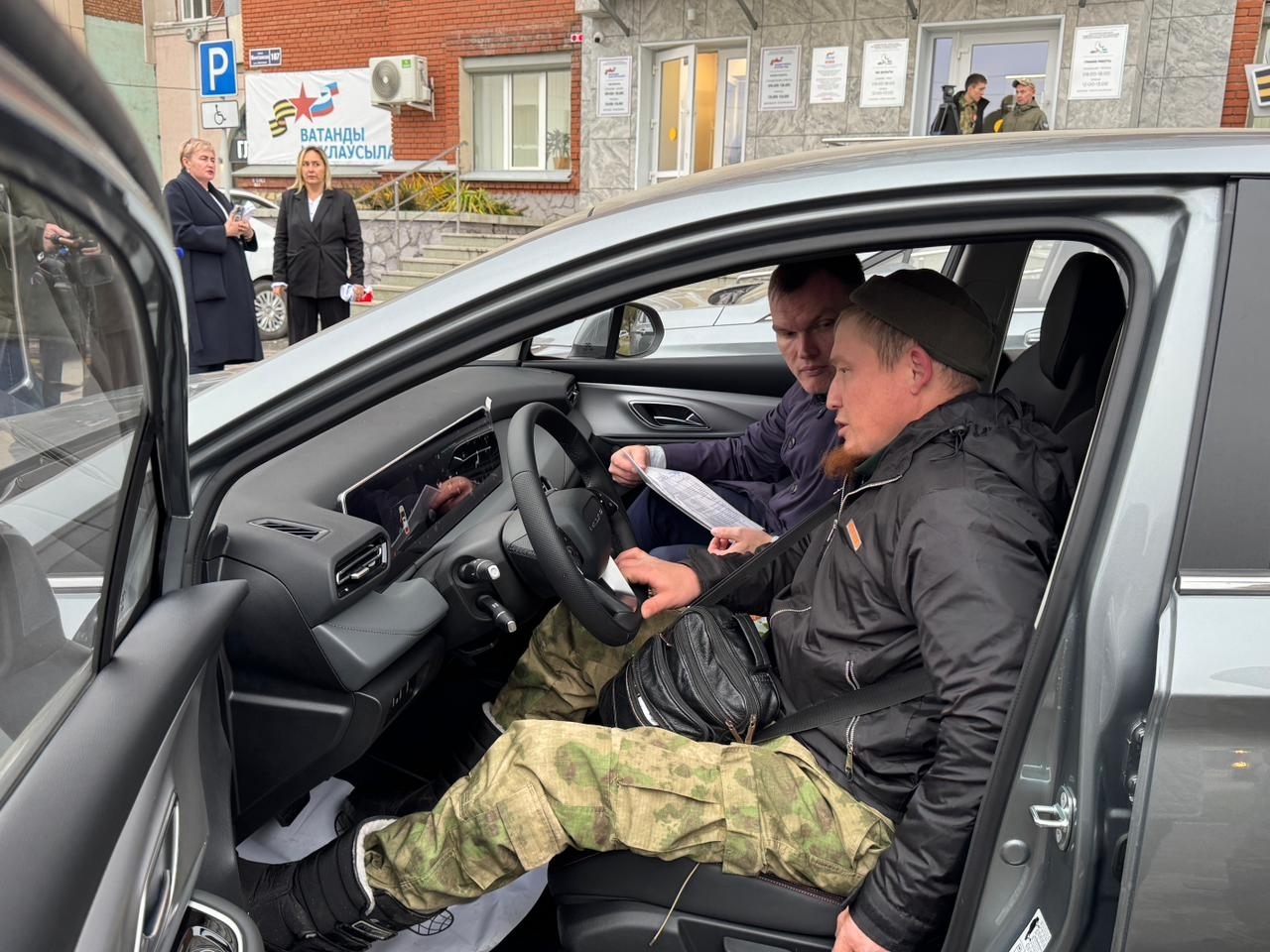 В филиале фонда “Защитники Отечества” вручили ключи от автомобилей