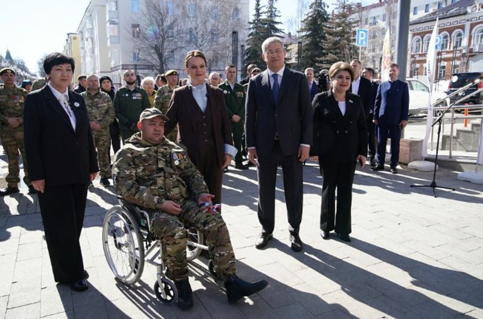 Радий Хабиров и Анна Цивилева вручили ветеранам СВО ключи от автомобилей