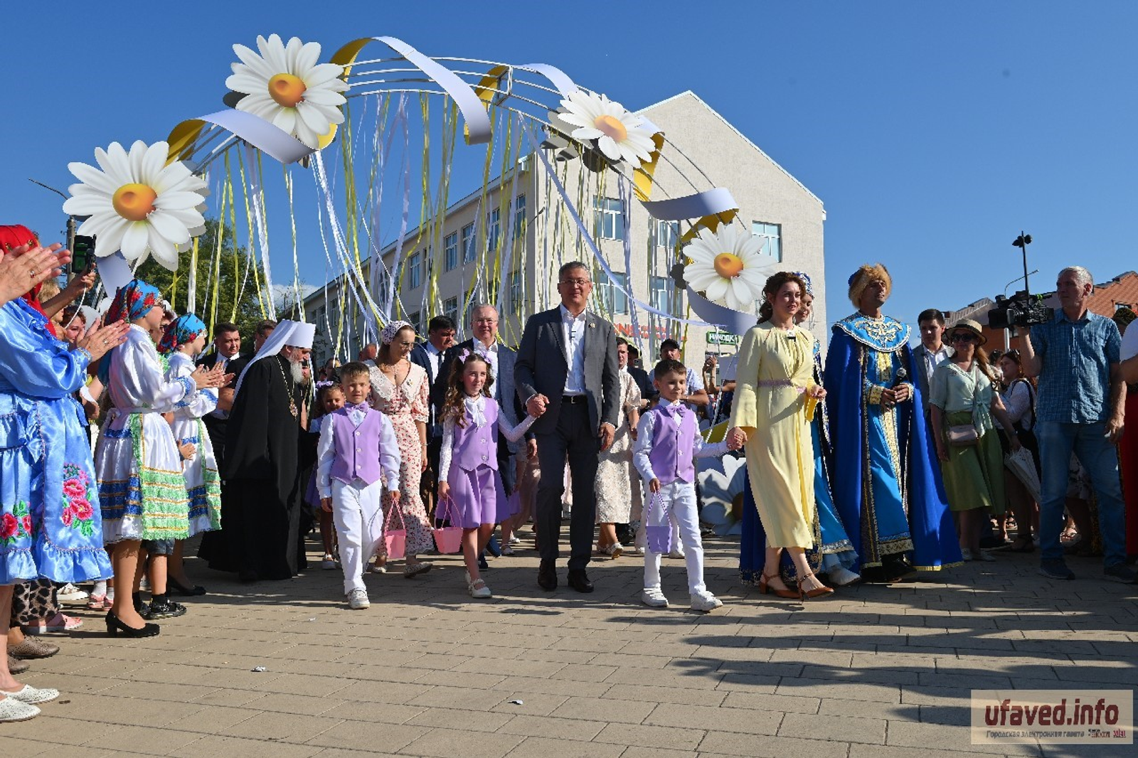 Бәхет ғаиләлә тыуа: Бөрөлә Ғаилә, мөхәббәт һәм тоғролоҡ көнөн үткәрҙеләр